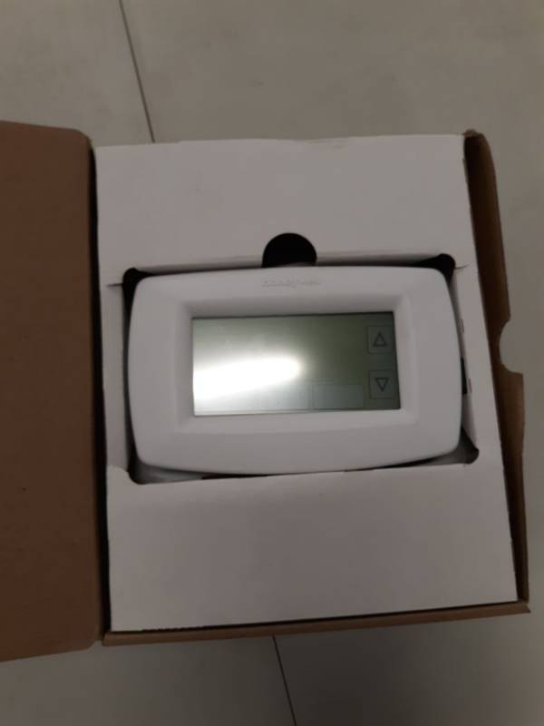 lot 6979 image: Honeywell Thermostat