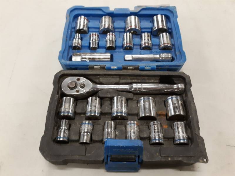 lot 6988 image: Kobalt 24-Piece Standard (SAE) and Metric Polished Chrome Mechanics Tool Set