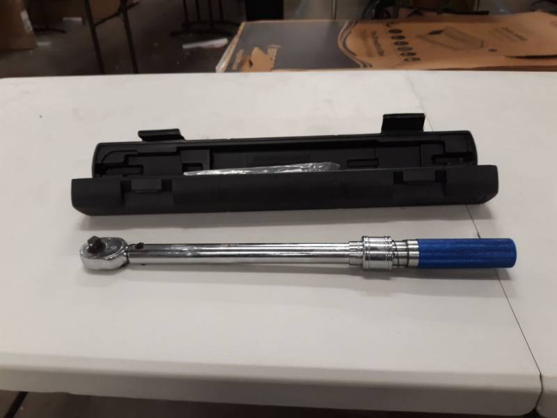 lot 6990 image: Kobalt 38-in Drive Click Torque Wrench (20-ft lb to 100-ft lb)