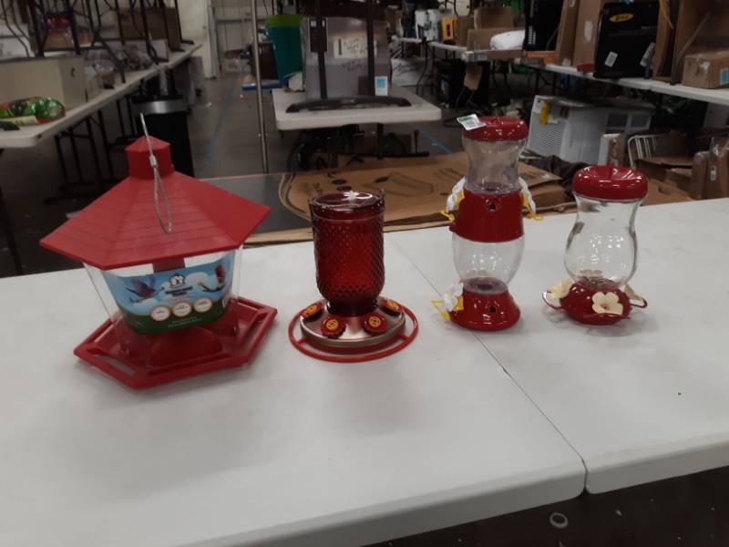 lot 6998 image: 4 Bird Feeders