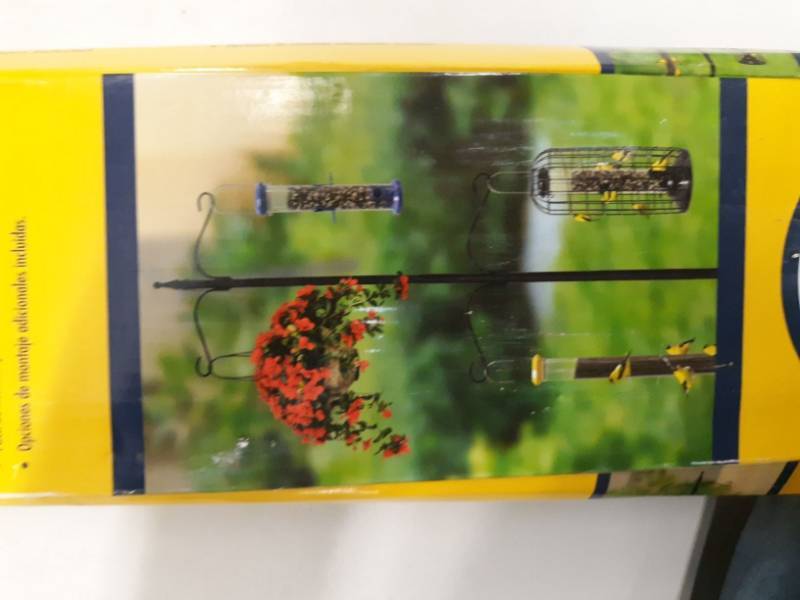 lot 8000 image: Bird Feeder Station