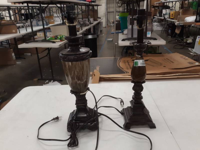 lot 8007 image: Two Table Lamps