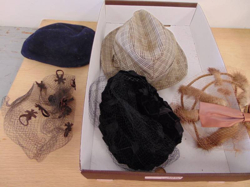 lot 4863 image: 5 Vintage Hats