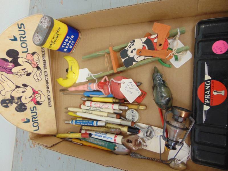lot 4884 image: Vintage Bullet Pencils & Collectibles