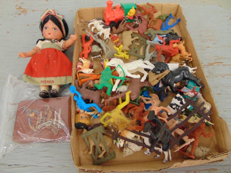 lot 4885 image: Vintage Plastic Figurines