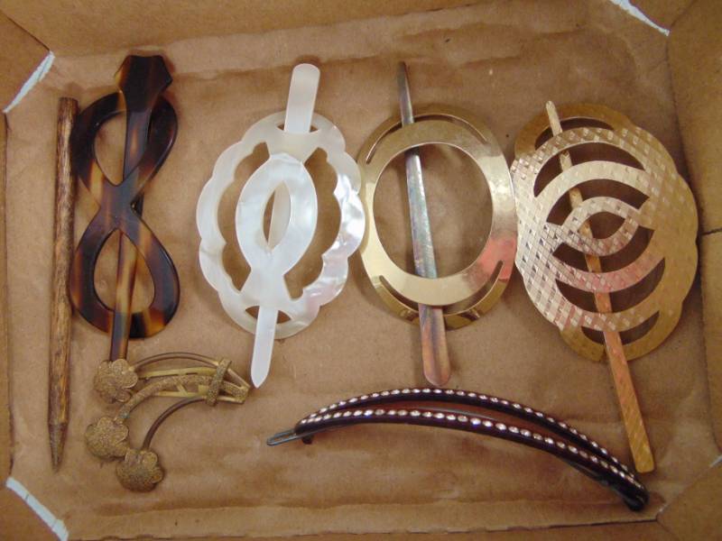 lot 4895 image: 6 Vintage Hair Pins