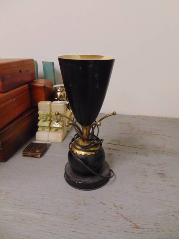 lot 4932 image: Mid Century Modern Table Lamp
