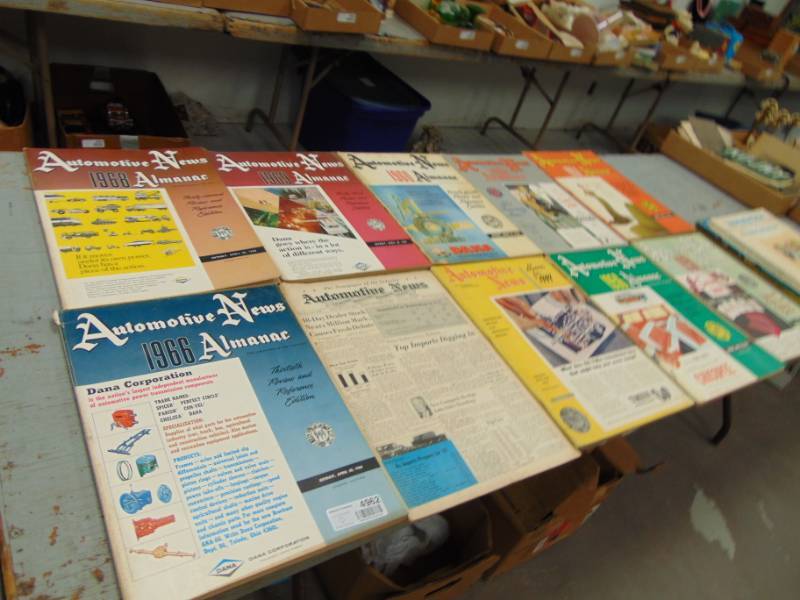 lot 4962 image: Large Lot Automotive News Almanacs