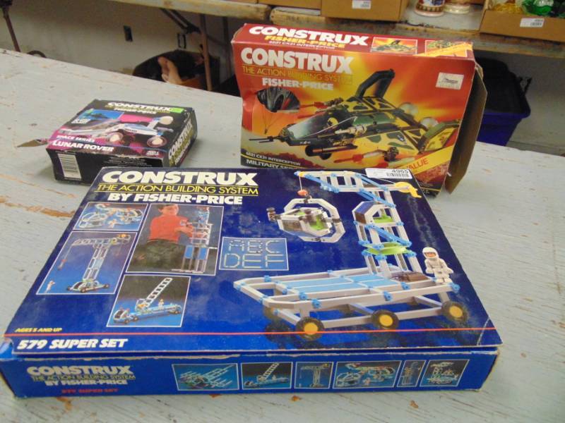lot 4965 image: 3 Construct Kits by Fischer Price