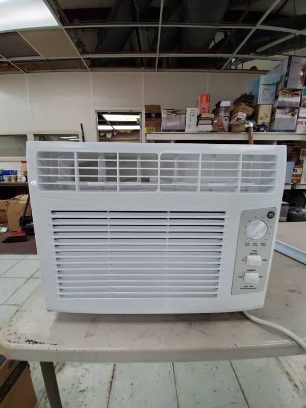 lot 6006 image: GE 5,050 BTUhr Air Conditioner Model AHS05LXQ1- Fully Functional