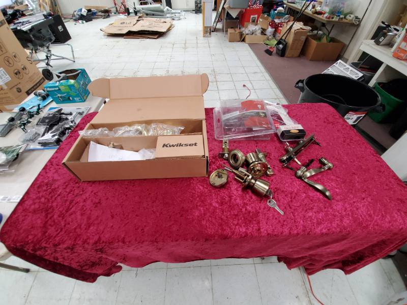 lot 6054 image: Kwikset New Door Handle Units and Keys That Work