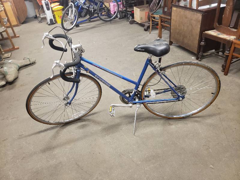 lot 10448 image: Vintage Schwinn Bicycle