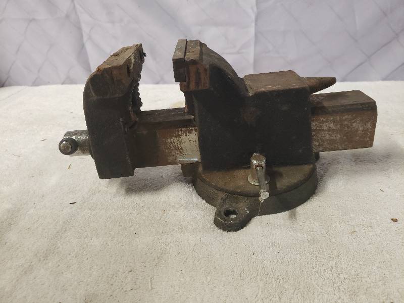 lot 10535 image: Bench Vise