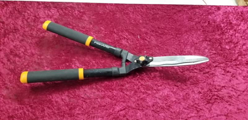 lot 2306 image: Fiskars Hedge Trimmer