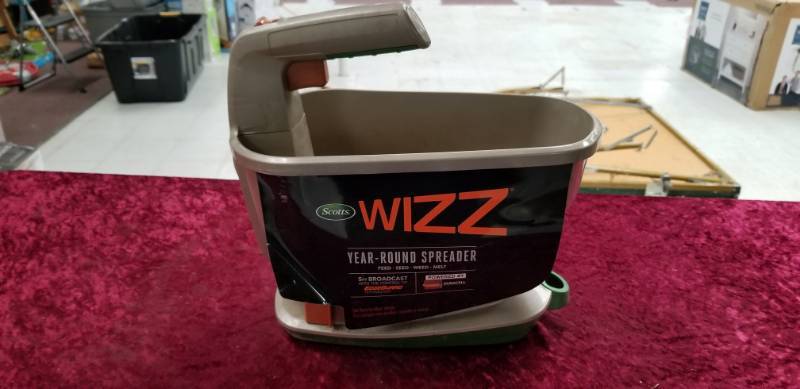 lot 2322 image: Scotts Wizz 6.25-lb Broadcast Hand Spreader