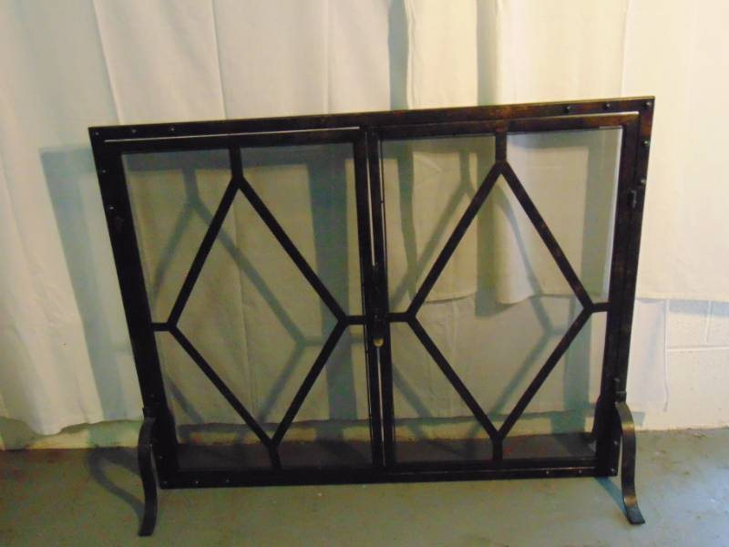 lot 14463 image: Nice fireplace front screen, with special child proof lock