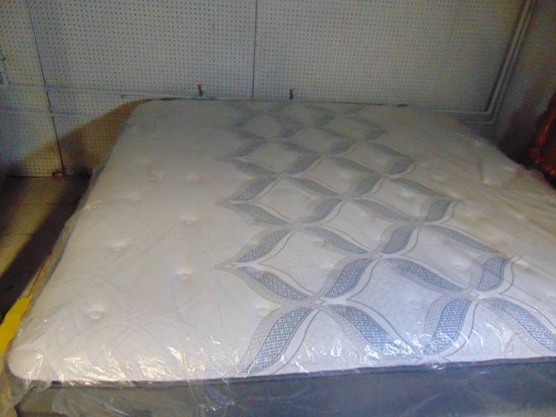 lot 14467 image: New Sealy Posturepedic King Size Mattress