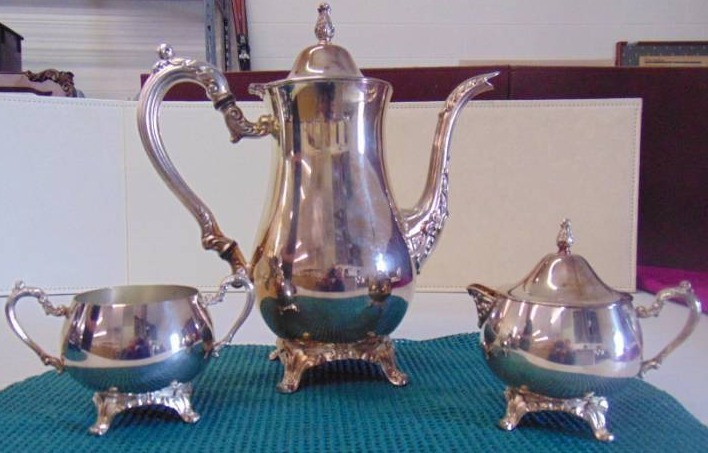 lot 14547 image: Tea Serving Set - Oneida and 