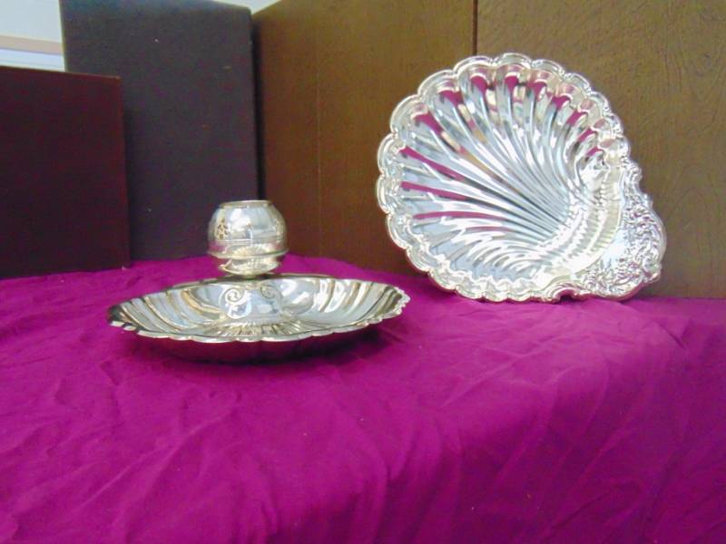 lot 14548 image: Chip and Dip Serving Plate and Candle Holder