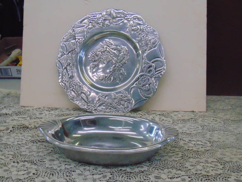 lot 14559 image: The Wilton Co. Silver Servers