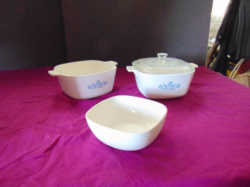 lot 14575 image: 134 Quart Corning ware casserole dishes one with lid