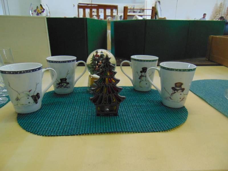 lot 14580 image: Set of 4 Coffee Cups and Seasonal Snow Globe