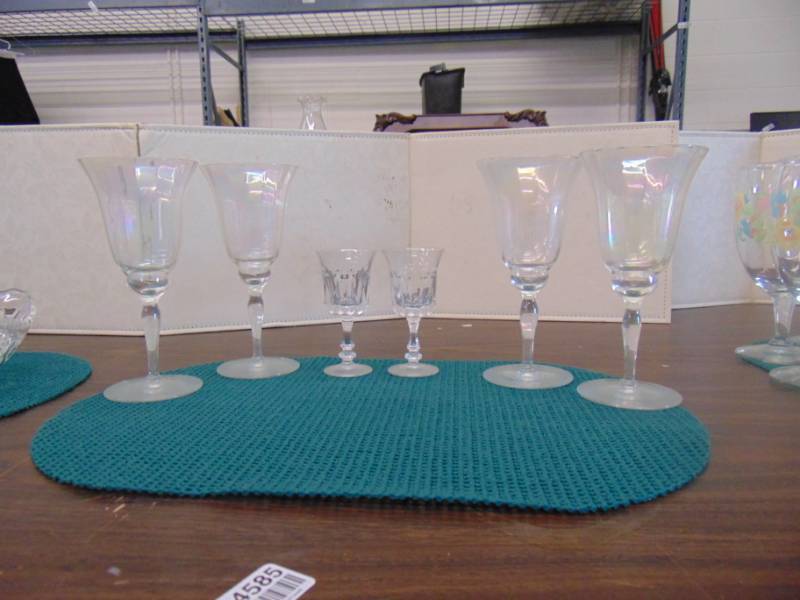 lot 14585 image: 4 Piece Set of Glass Stemware and 2 Stemware