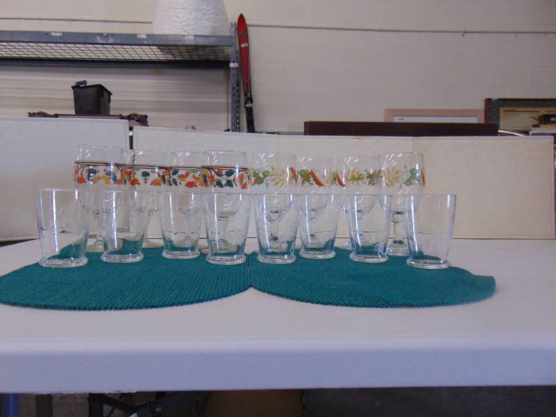 lot 14587 image: 8 Seasonal Glass Stemware and 8 Drinking Glasses