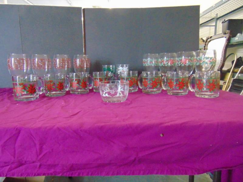 lot 14589 image: 8 Seasonal Glass Stemware and 8 Cider Glasses and more