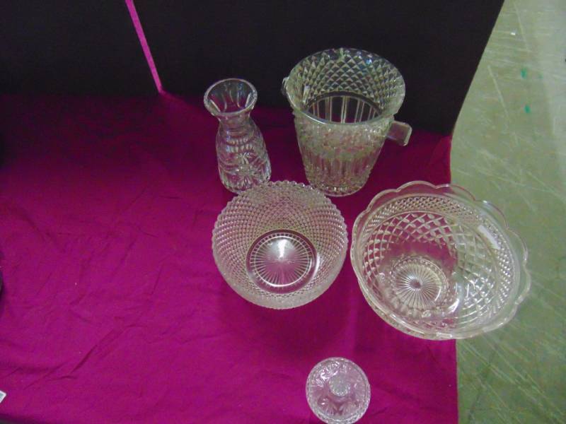 lot 14600 image: Beautiful Glassware