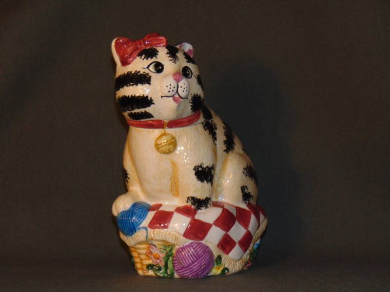 lot 14527 image: Vintage Cookie Jar - Striped Cat