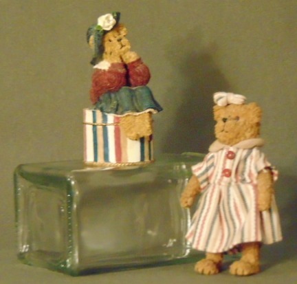 lot 14529 image: Boyds Bears and Friends Figurines (2)