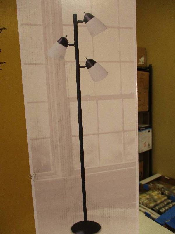 lot 86 image: 3-Light Floor Lamp