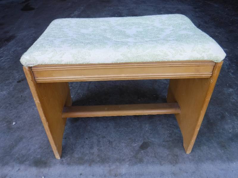 lot 12010 image: Padded foot stool ottoman