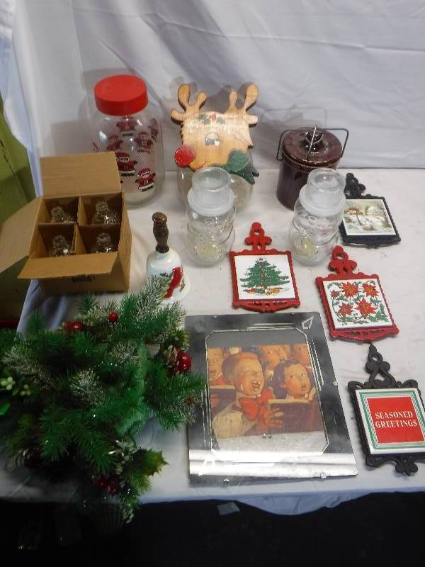 lot 12053 image: Mixed Christmas lot, includes trivets and more
