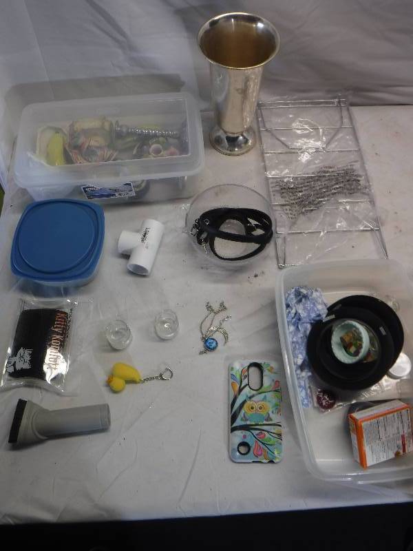 lot 12063 image: Mixed lot includes cooling rack, cat brush, dog leash and more