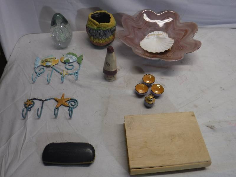 lot 12093 image: Pink glass dish, fish theme key holder and more