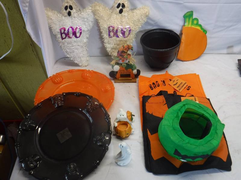 lot 12104 image: Halloween lot includes treat bags