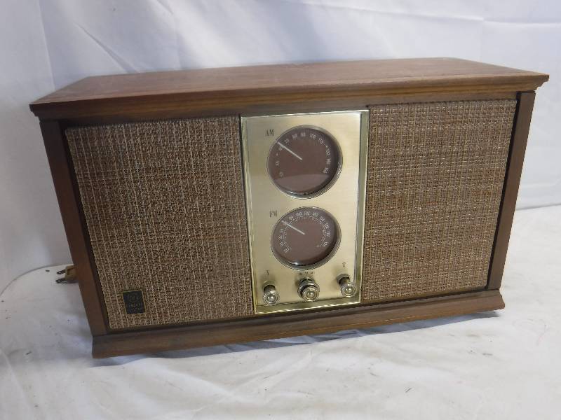 lot 12108 image: General electric vintage radio