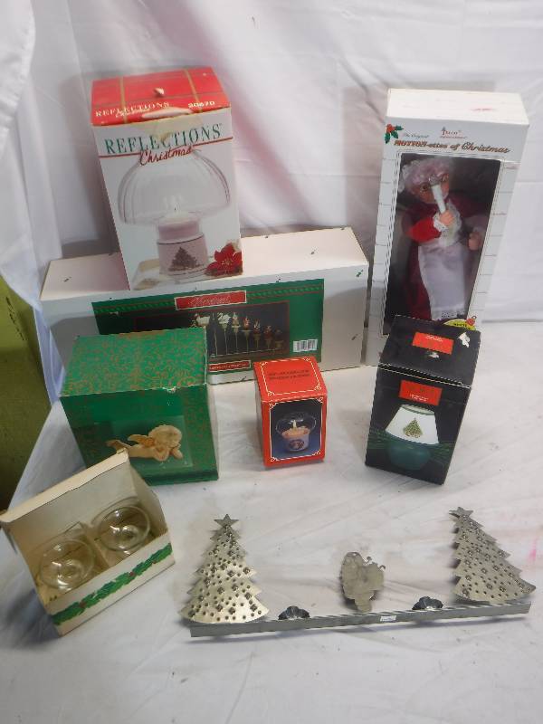 lot 12110 image: 12 days of Christmas Center piece and more Christmas items