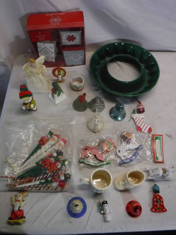 lot 12121 image: Mixed Christmas lot