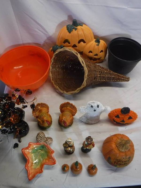 lot 12130 image: Halloween and Thanksgiving decor lot