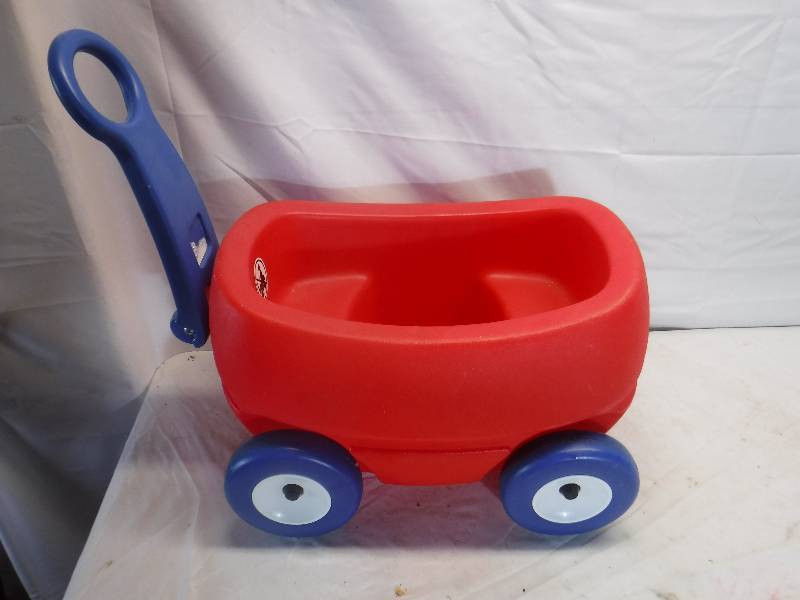 lot 12137 image: Small little tykes looking wagon