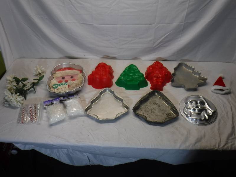 lot 12087 image: Christmas baking pans Wilton brand and more