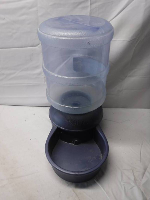 lot 12032 image: Petmate Le Bistro self watering system for dogs or cats