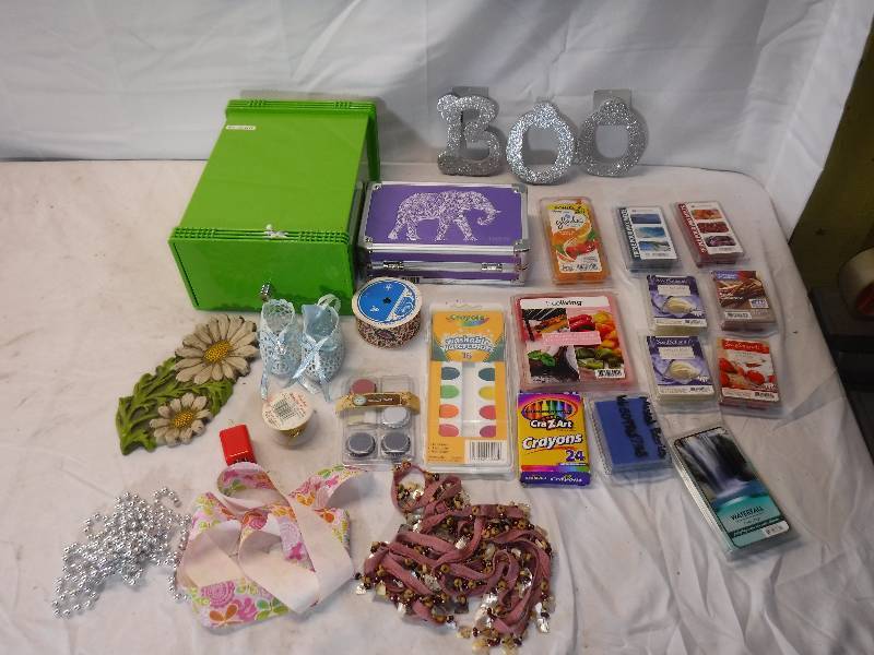 lot 12042 image: Stoage case with handle,  wax melts and more