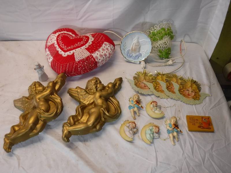 lot 12044 image: Religious decor lot, includes angels and cherubs