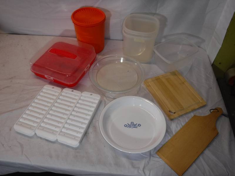 lot 12047 image: Vintage tupperware piece, water bottle icecube trays and more