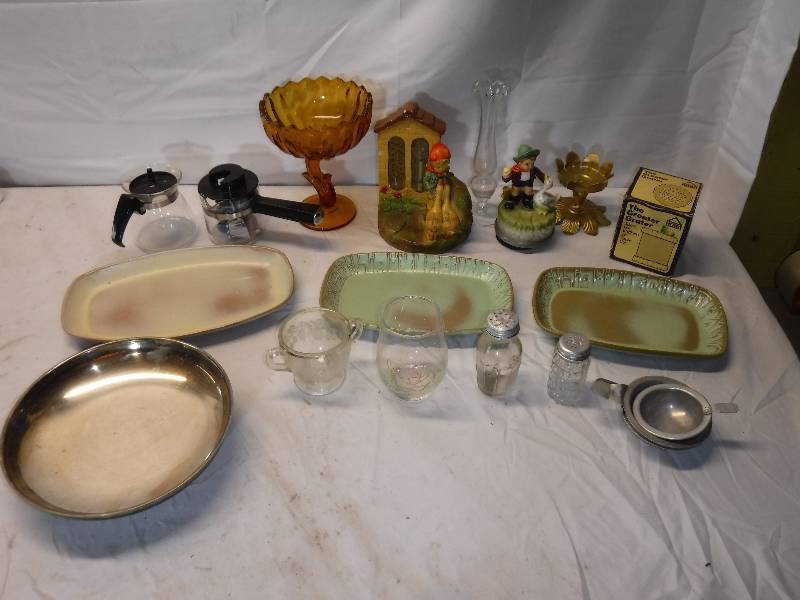 lot 12055 image: Mixed lot includes glassware, home decor and a greater grater
