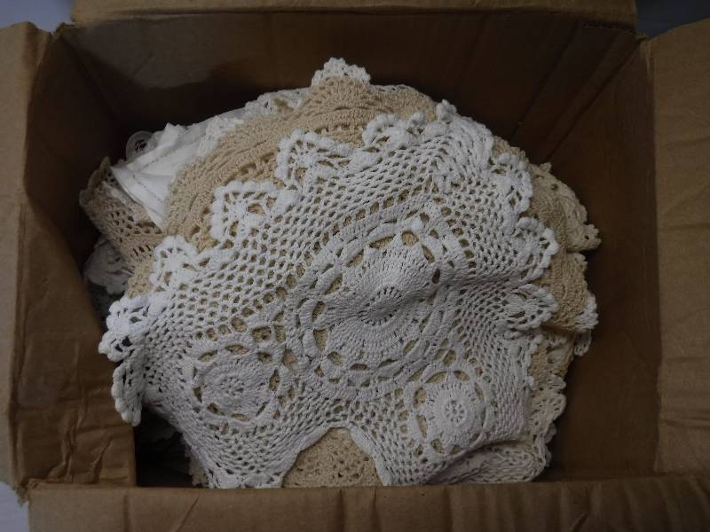 lot 12059 image: Linens, doilies and drinkware lot